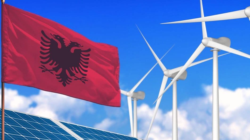 Windkrafträder und Fotovoltaikpaneele samt Albanien Flagge